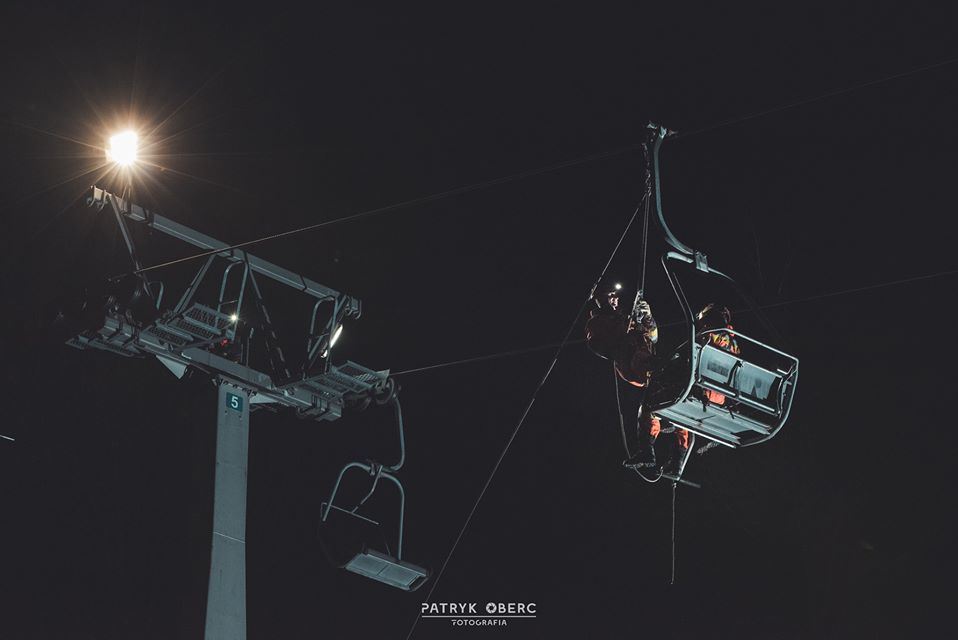 Ludzie uwięzieni na wyciągu narciarskim Kiczera Ski [FOTO] - Zdjęcie główne