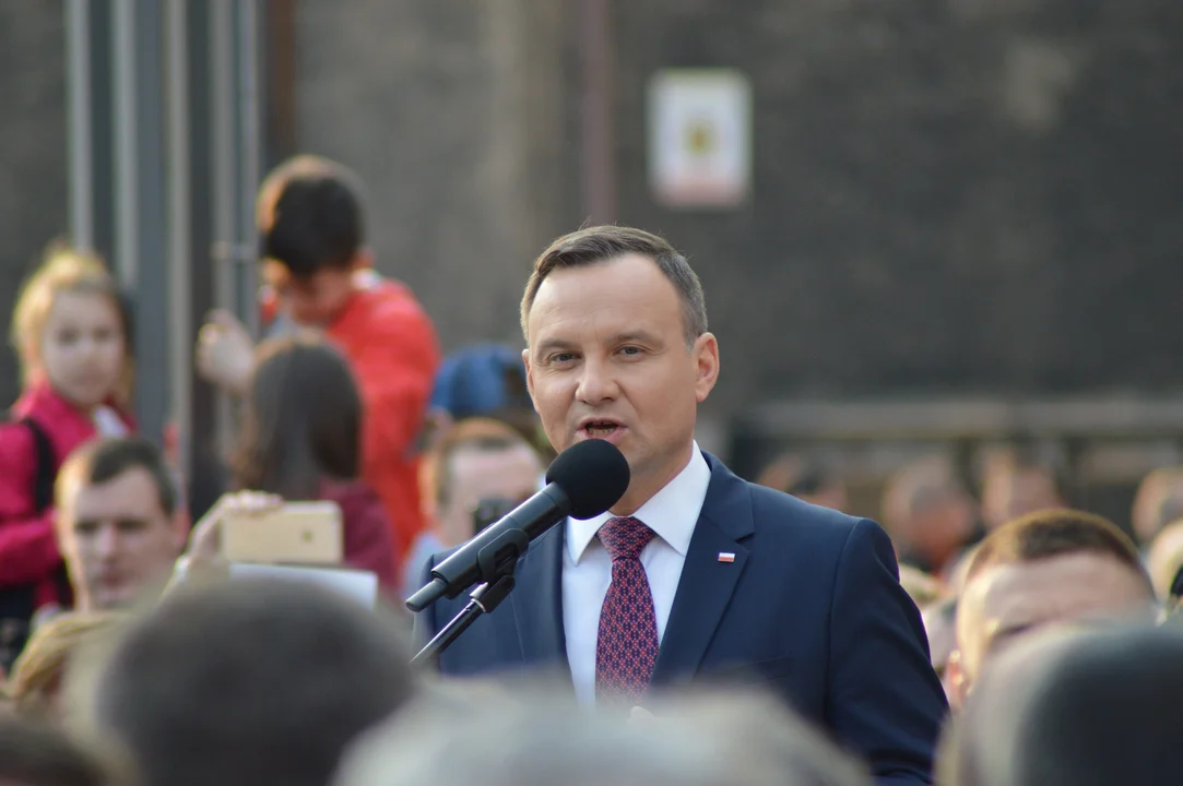 Rządzący przekonywali, że to chochlik,  a prezydent i tak podpisał "haracz od zbiórek". O co chodzi? - Zdjęcie główne