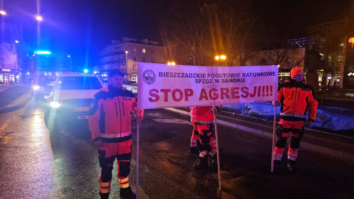 "Stop agresji". Sanoccy ratownicy oddali hołd tragicznie zmarłemu koledze - Zdjęcie główne