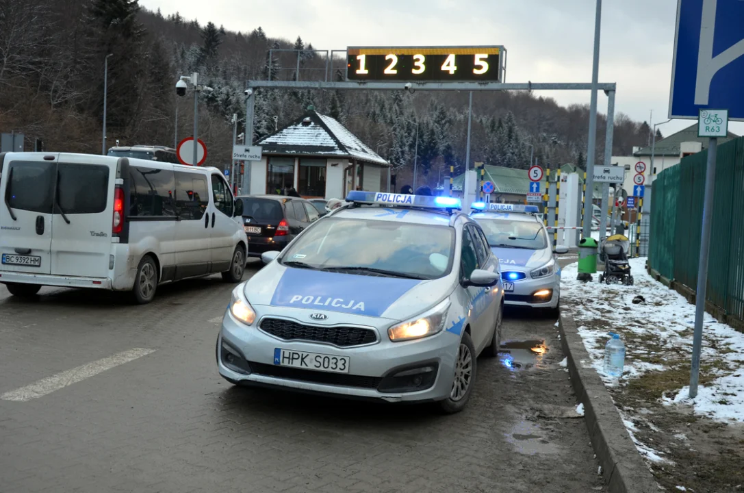 Policjanci dbają o bezpieczeństwo osób, które w Polsce szukają schronienia  - Zdjęcie główne