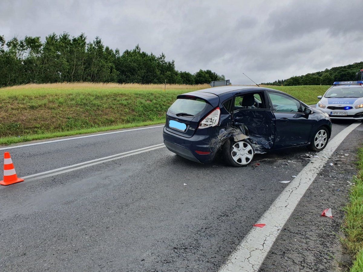 Straciła panowanie nad pojazdem i uderzyła w prawidłowo kierującego fiatem [ZDJĘCIA] - Zdjęcie główne