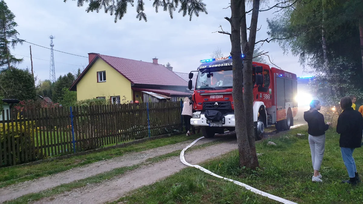 Z OSTATNIEJ CHWILI: Pożar domu mieszkalnego w Nowosielcach. Strażacy szukają wewnątrz mężczyzny! [ZDJĘCIA] - Zdjęcie główne