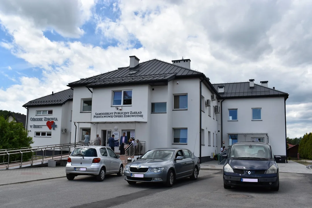 Uroczyste otwarcie rozbudowanego i zmodernizowanego budynku ośrodka zdrowia w Besku - Zdjęcie główne