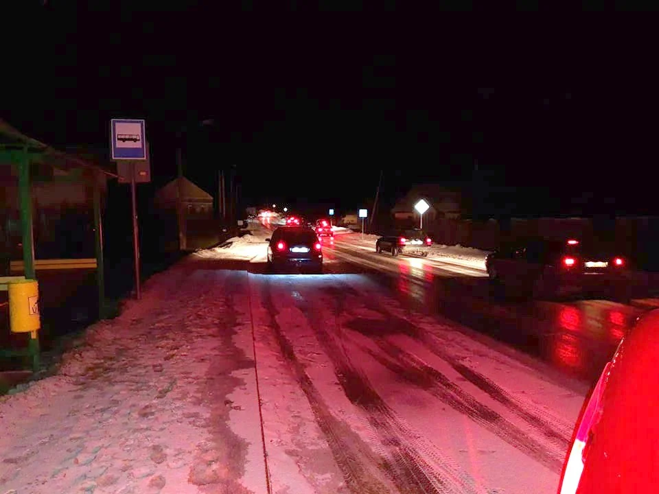 "Szklanka" na drodze w Tarnawie Dolnej. Samochody stały na poboczu i czekały na piaskarkę [WIDEO] - Zdjęcie główne