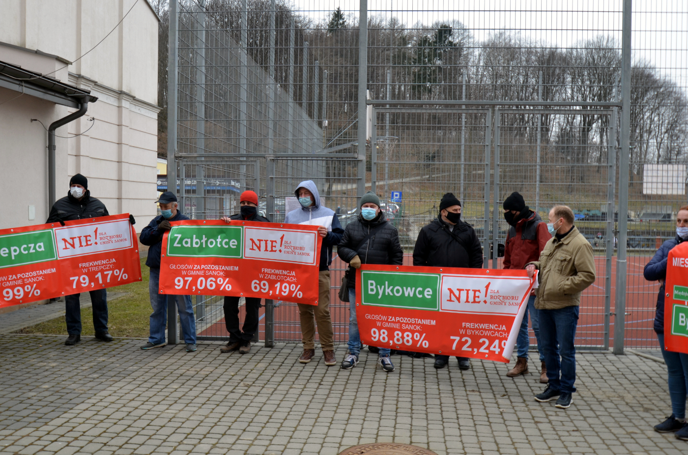 pikieta mieszkańców wsi przed sesją Rady Miasta Sanoka