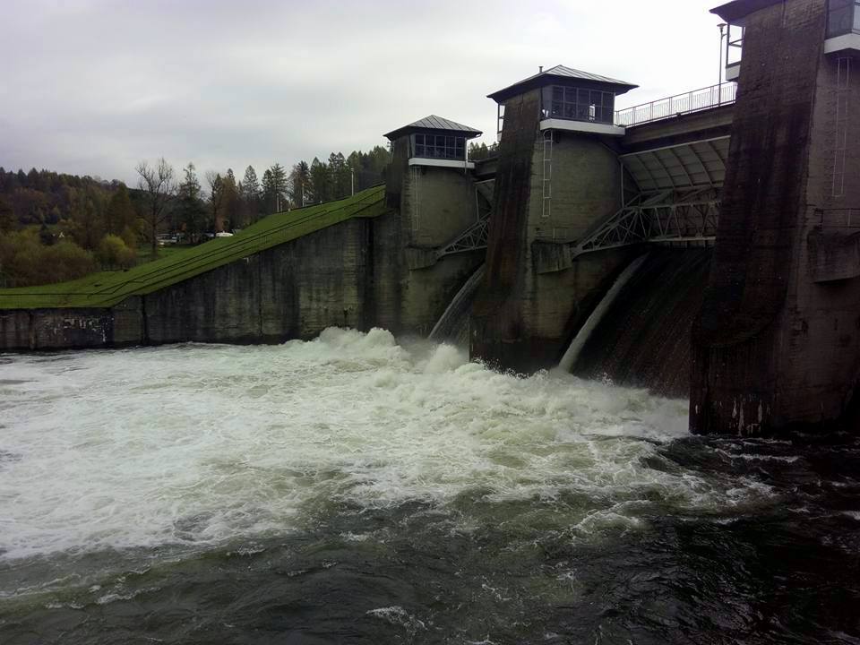 TSUNAMI na Sanie ZATRZYMANE! Gigantyczny zrzut wody na zaporze w Myczkowcach! [FOTO] [AKTUALIZACJA] - Zdjęcie główne