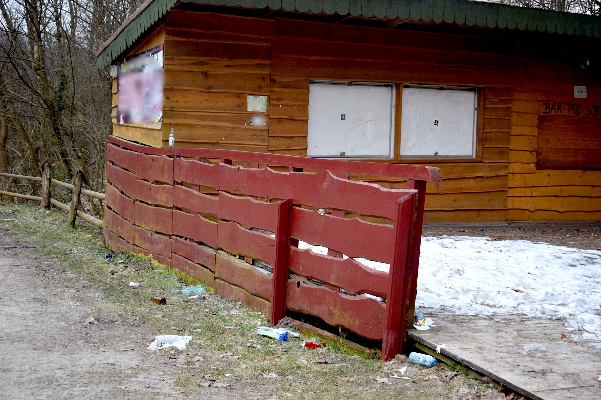 Przydrożne śmietnisko przed Górą Sobień - Zdjęcie główne
