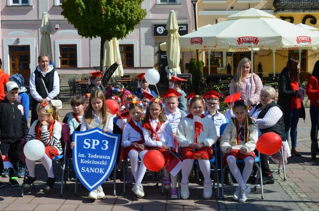 Przedszkolaki z Sanoka w patriotycznym nastroju świętowały Dzień Flagi - Zdjęcie główne