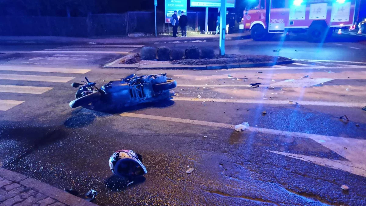 Zderzenie skutera z samochodem osobowym. Kierowca jednośladu ciężko ranny - Zdjęcie główne