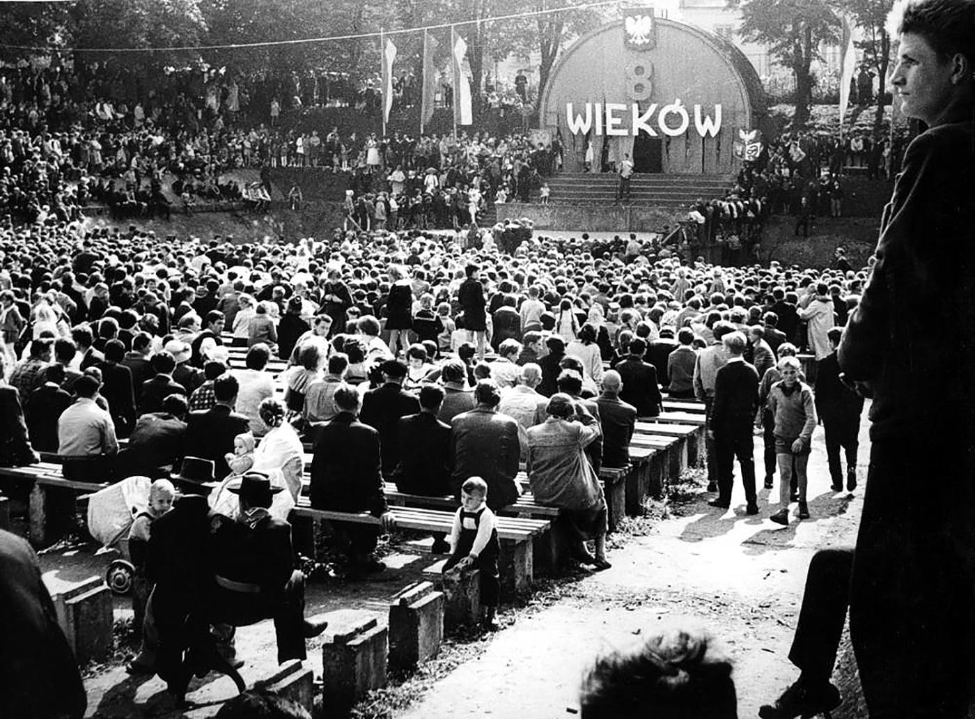 21 września 1963 r. 1000-lecie Państwa Polskiego i 800-lecie Sanoka. Amfiteatr usytuowany był w miejscu późniejszego sztucznego lodowiska („Torsan”) przy ul. Mickiewicza.