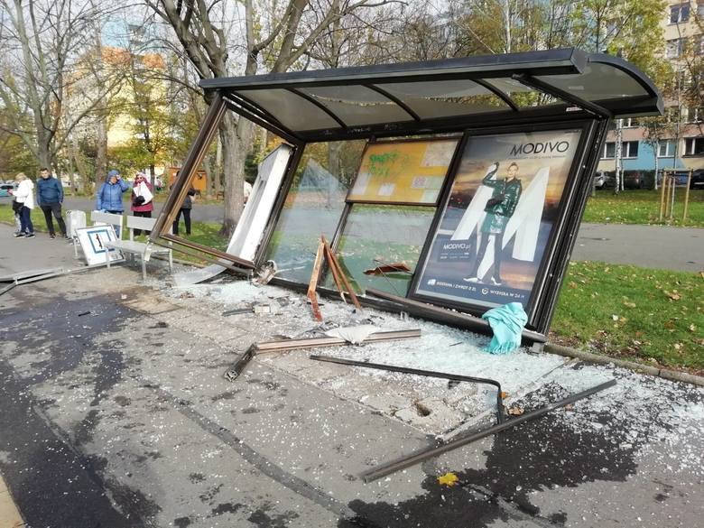 Pijany zjechał z drogi i uderzył w przystanek autobusowy! - Zdjęcie główne