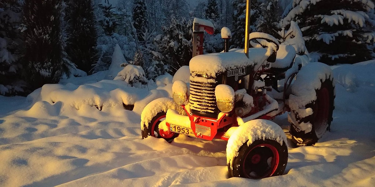 Zabytkowe traktory z Odrzechowej w zimowej odsłonie (ZDJĘCIA) - Zdjęcie główne