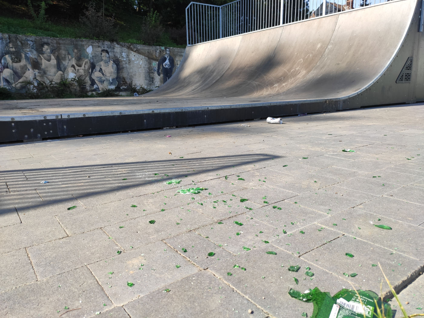 SYGNAŁY CZYTELNIKÓW: Rozbite szkło i śmieci na miejskim skate parku [ZDJĘCIA] - Zdjęcie główne