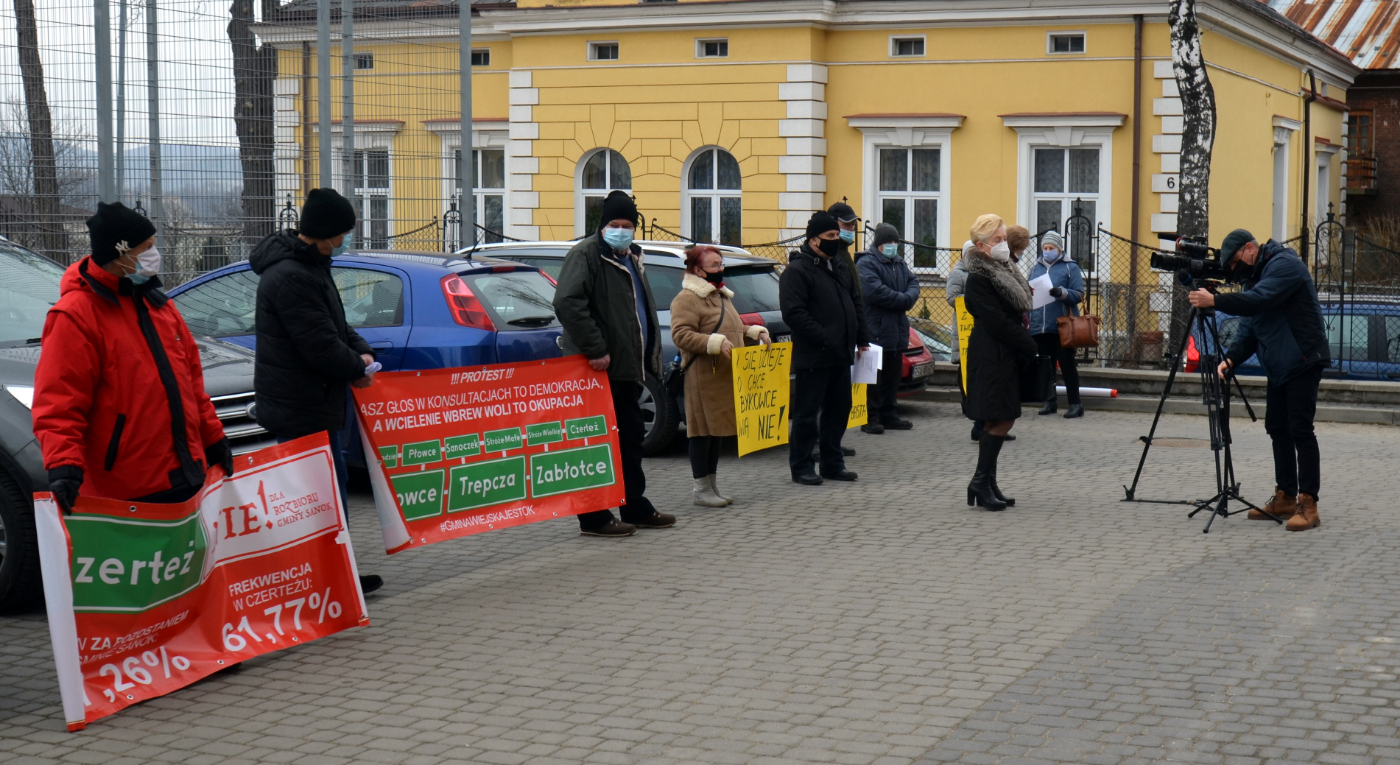 pikieta mieszkańców wsi przed sesją Rady Miasta Sanoka