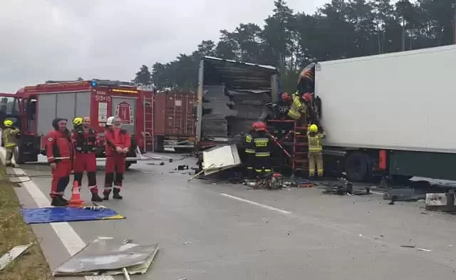 W karambolu tirów na autostradzie zginęła druhna z OSP z Podkarpacia [ZDJĘCIA] - Zdjęcie główne