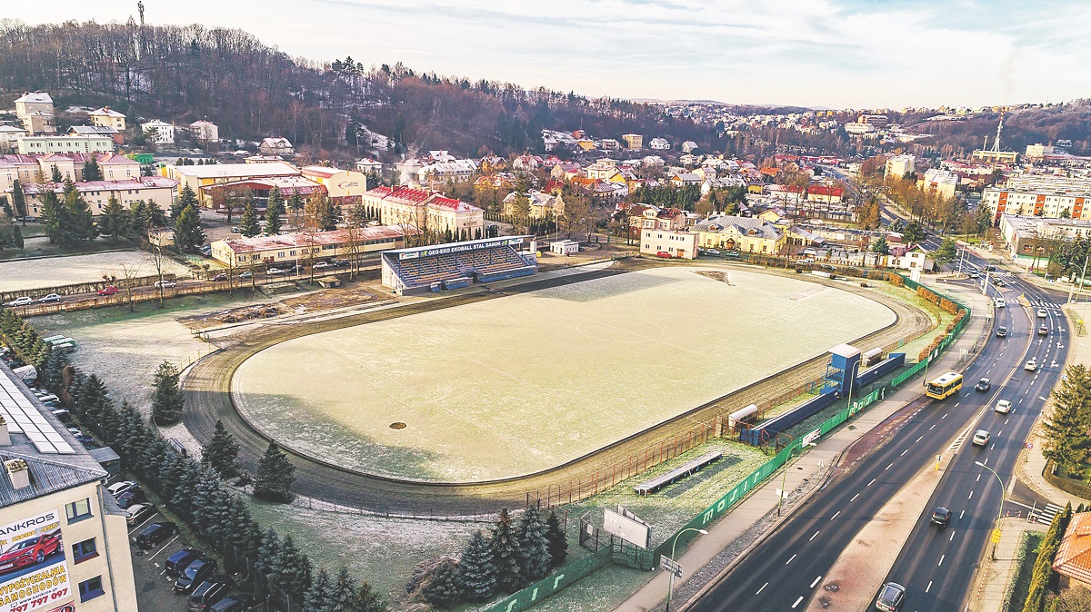 Stadion Wierchy w Sanoku odzyska swój blask. Podpisano umowę na jego modernizację - Zdjęcie główne