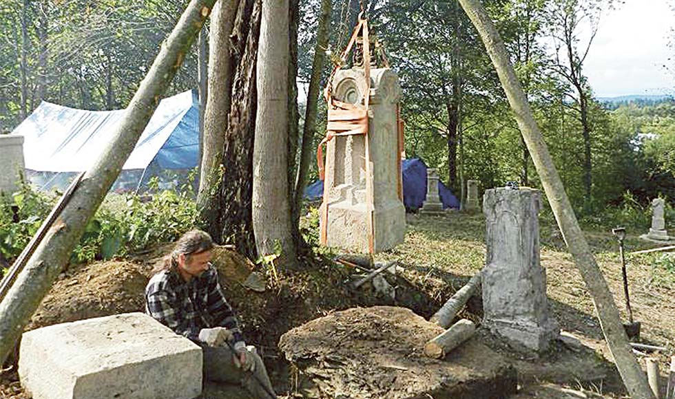 Odnowili nagrobki - Zdjęcie główne