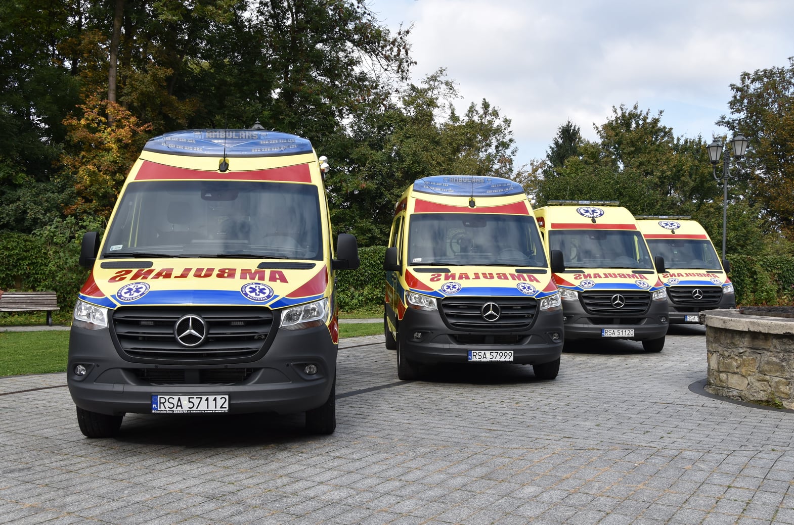 SANOK: Nowe ambulanse dla Bieszczadzkiego Pogotowia Ratunkowego [ZDJĘCIA] - Zdjęcie główne