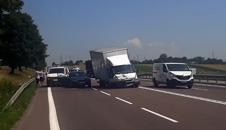 Nie zachował należytej odległości i spowodował kolizję 3 pojazdów  - Zdjęcie główne