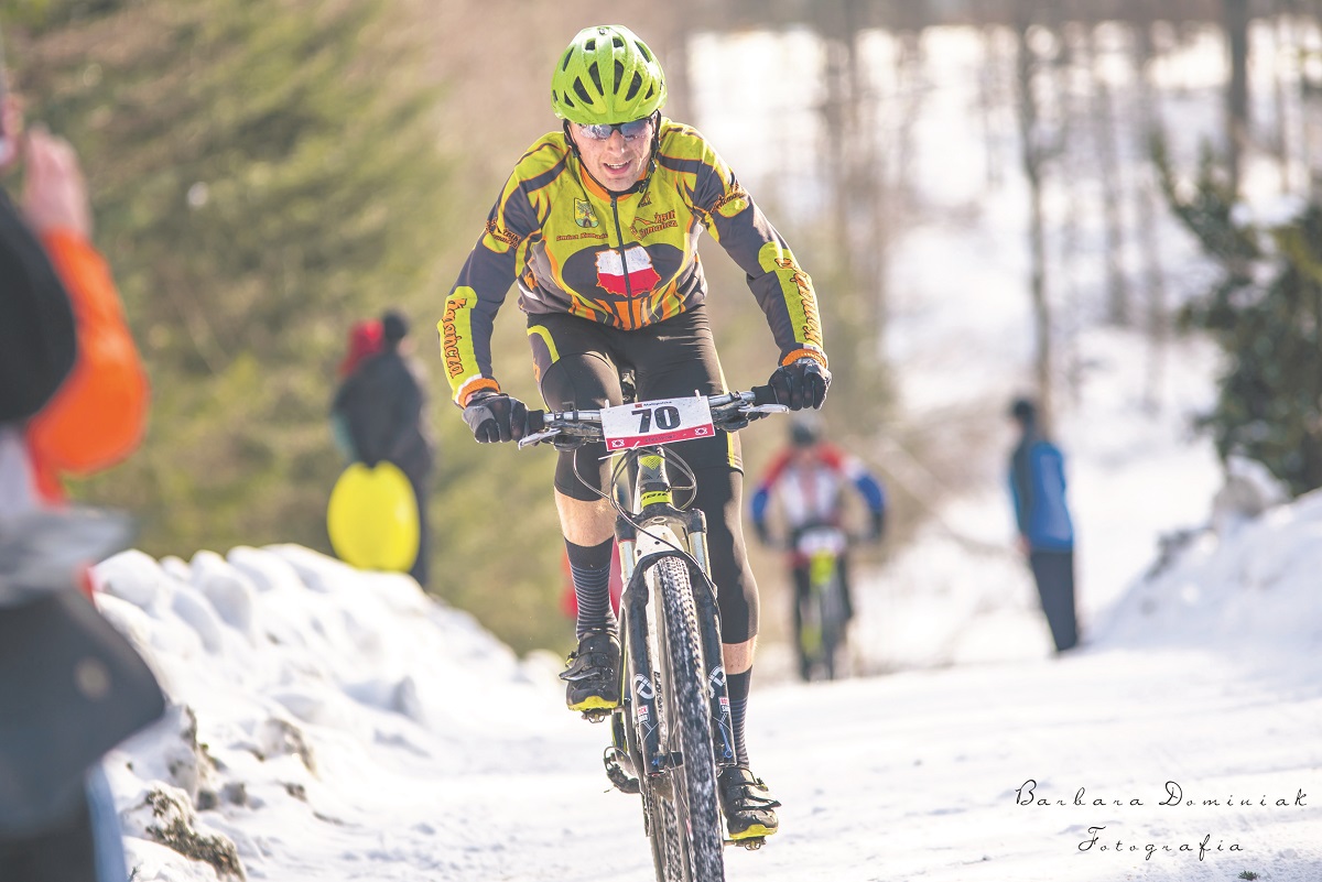 Cykliści Żbika Komańcza i Roweromanii Sanok w IX Bieszczadzkim Wyścigu Rowerów Górskich Zimowe Tropy Żbików  - Zdjęcie główne