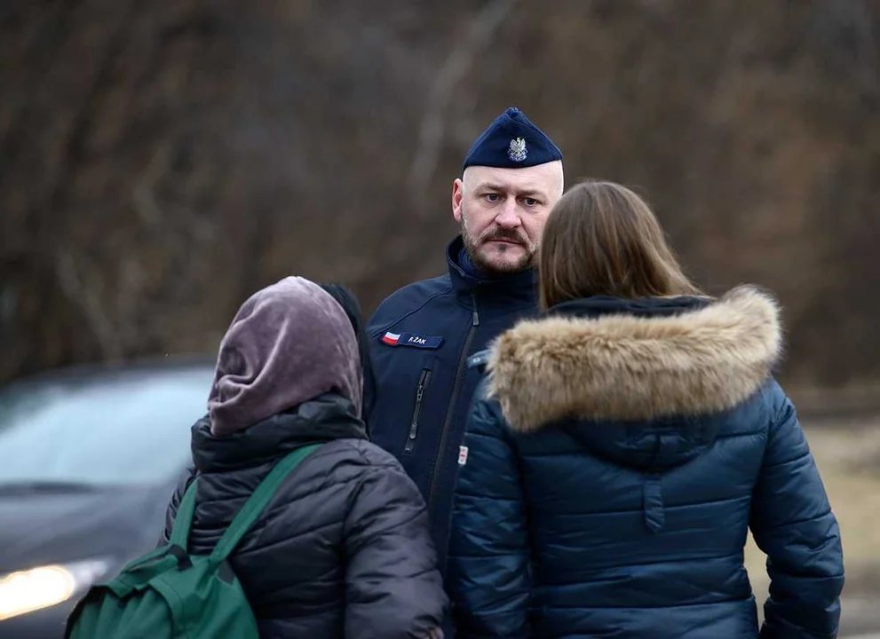 Kłęby pary z ust unoszące się nad tłumem osób czekających w zimne noce na przekroczenie granicy. Te obrazy zostaną z nami na zawsze - Zdjęcie główne