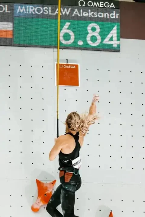 Kobiecy rekord Guinnessa we wspinaczce na szybkość ustanowiła Polka, Aleksandra Mirosław podczas Igrzysk Olimpijskich w Tokio 2020. Ustanowiła ona rekord świata wynoszący 6,84 sekundy! Pokonała ścianę o 0,12 sekundy szybciej niż poprzednia rekordzistka. 