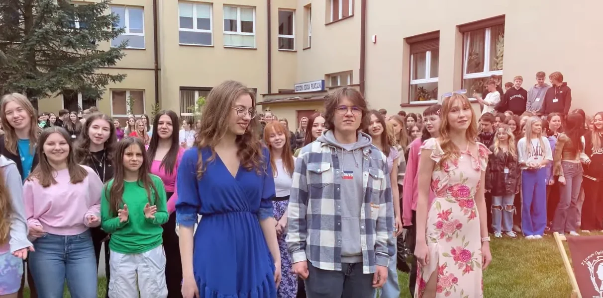 Zrobili cover Połomskiego! Najlepsze pożegnanie maturzystów od lat w mieleckim I LO: "Cała szkoła śpiewa z nami!" - Zdjęcie główne