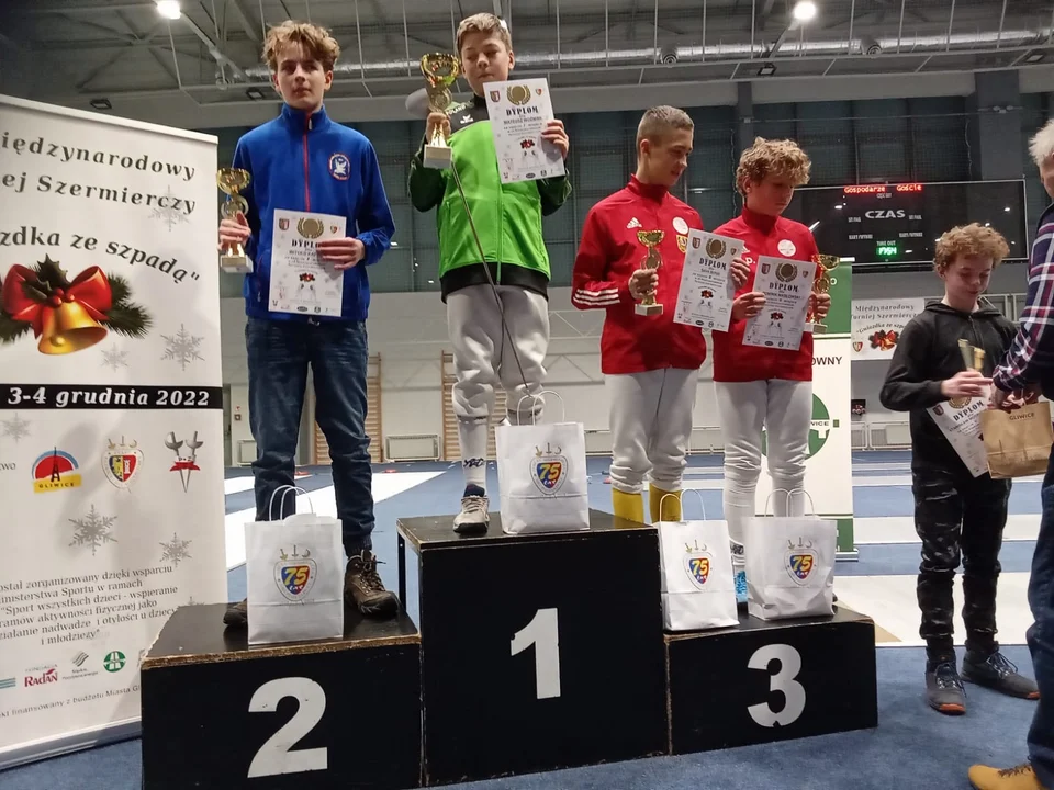 Podium na gwiazdkę mieleckich szermierzy - Zdjęcie główne