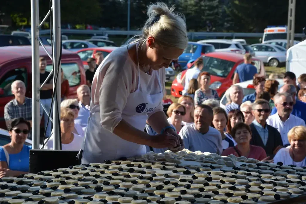 Wyjątkowa próba ustanawiania światowego rekordu Guinnessa na najwięcej pierogów ulepionych w 1 godzinę przez jedną osobę odbyła się 15 września 2019 roku w gminie Iwkowa w województwie małopolskim. Do rekordu przystąpiła  Beata Jasek. W ciągu zaledwie 60 minut ulepiła ona, ugotowała i przygotowała do wydania aż 1 066 sztuk przepysznych pierogów ze śliwką. 