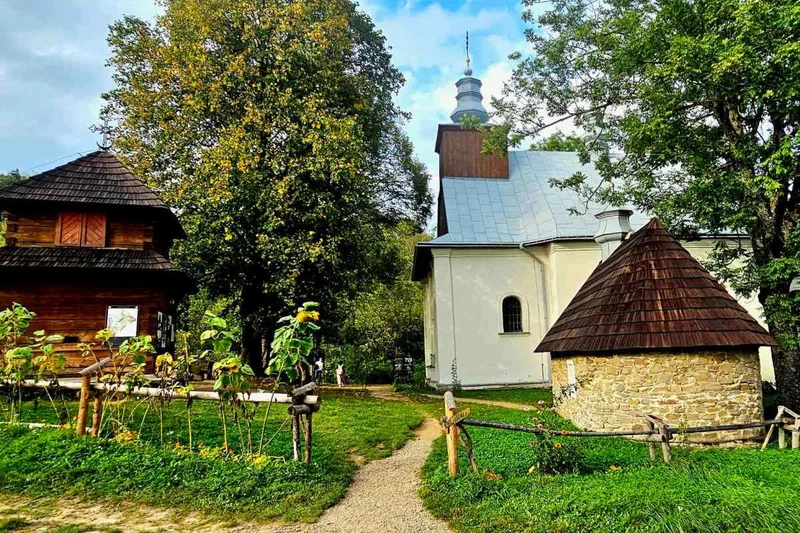 Obrazek do pytania - W której nieistniejącej już wsi, przy cerkwi, od 2000 roku tradycją stał się odpust odbywający się każdej pierwszej niedzieli października, połączony z pielgrzymką?