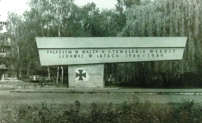 Obrazek do pytania - Na którym z tarnobrzeskich osiedli był pomnik ze zdjęcia?