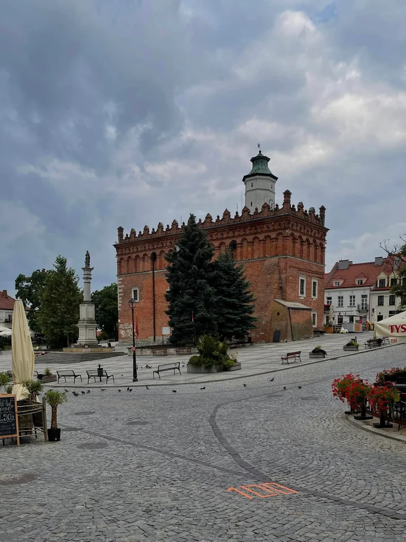 Obrazek do pytania - Sandomierz ma swój hejnał, który codziennie w południe rozbrzmiewa z wieży ratuszowej. Jaki tytuł nosi to dzieło?