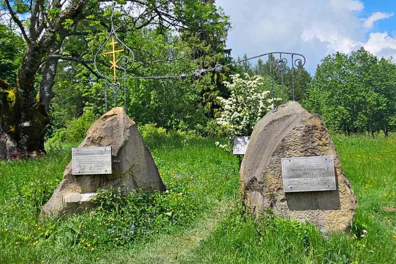 Obrazek do pytania - Gdzie w Bieszczadach znajdują się głazy upamiętniające poetę Jerzego Harasymowicza, autora słów: „W górach jest wszystko co kocham i wszystkie wiersze są w bukach”?
