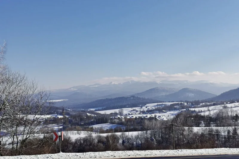 Obrazek do pytania - Zdjęcie przedstawia panoramę na Bieszczady Wysokie. Skąd je zrobiono?