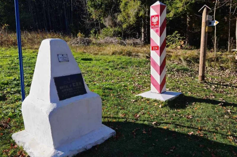 Obrazek do pytania - Gdzie znajduje się obelisk i granica państwa przedstawiona na zdjęciu: