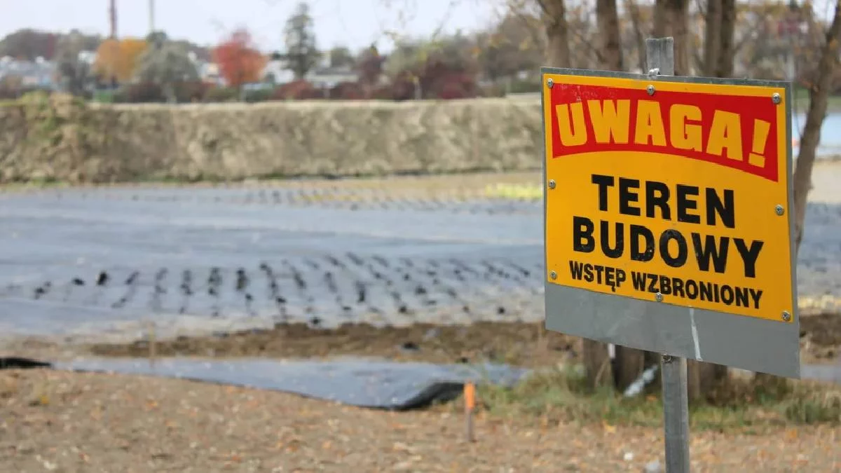 Zaglądamy na plac budowy miejskiej plaży nad Wisłokiem. Wiemy, kiedy otwarcie [ZDJĘCIA] - Zdjęcie główne