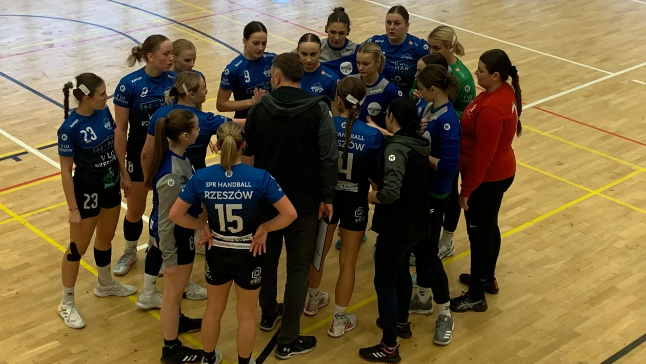 Derby podkarpacia dla SPR Handball Rzeszów. Rzeszowianki zwyciężyły z JKS San Jarosław i zakończyły swoją serię porażek - Zdjęcie główne