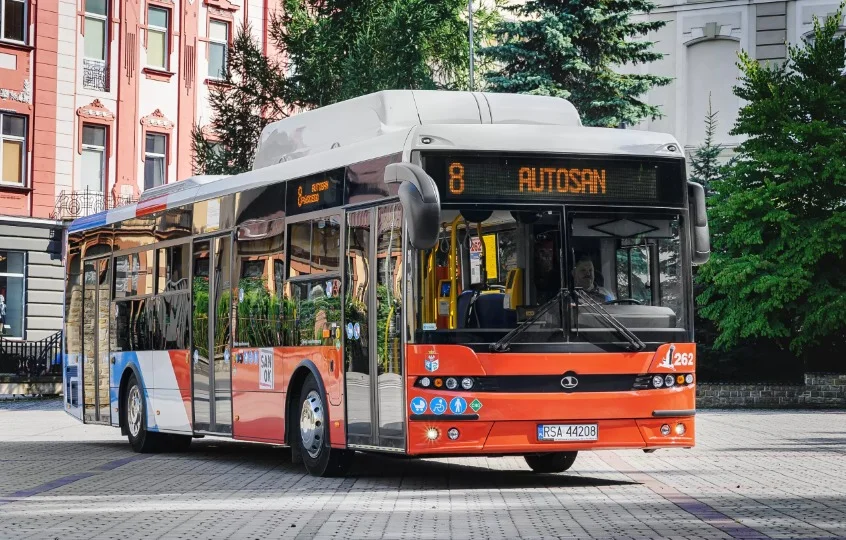 Rzeszów wzbogaci się o 14 nowych autobusów. Miasto podpisało umowy. Zobacz, jakie autobusy będą służyć mieszkańcom [ZDJĘCIA] - Zdjęcie główne