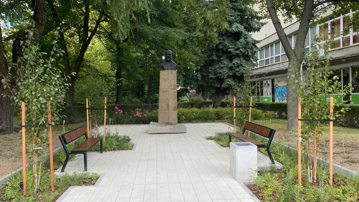 Otoczenie pomnika Jana Kochanowskiego na osiedlu 1000-lecia odzyskało swój blask [ZDJĘCIA] - Zdjęcie główne
