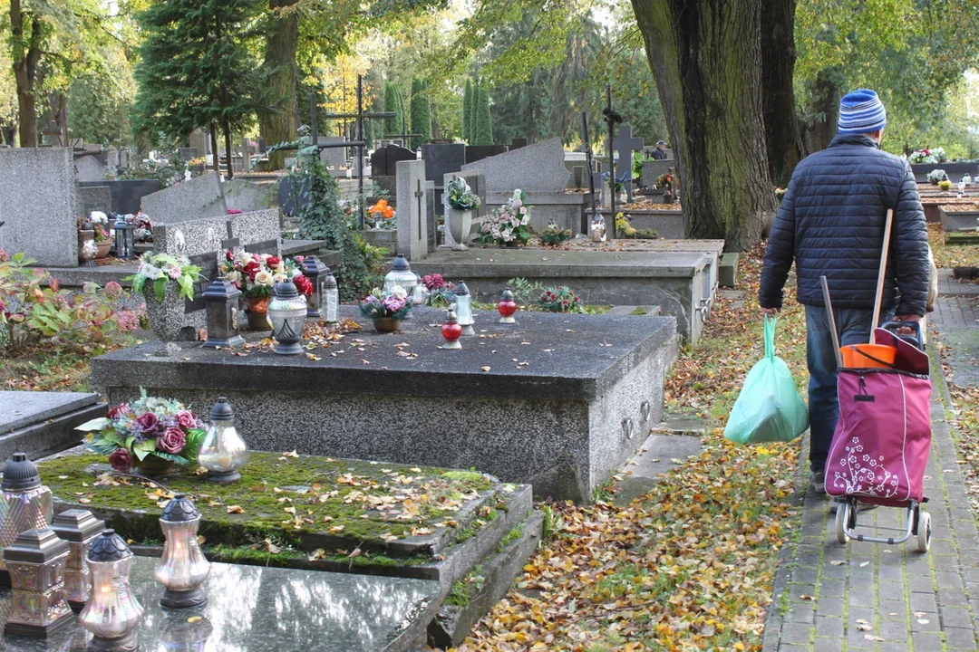 Policja ostrzega przed kieszonkowcami na cmentarzach. Jak dokonują kradzieży? - Zdjęcie główne