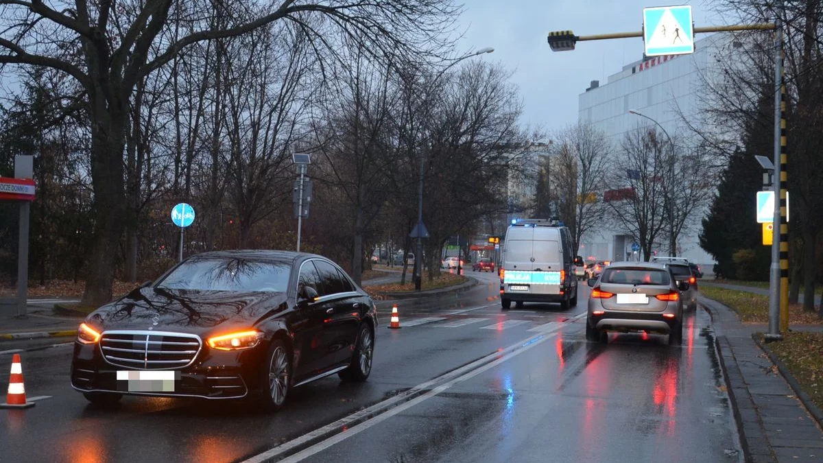 Mercedesem potrącił kobietę na oznakowanym przejściu dla pieszych [ZDJĘCIA] - Zdjęcie główne