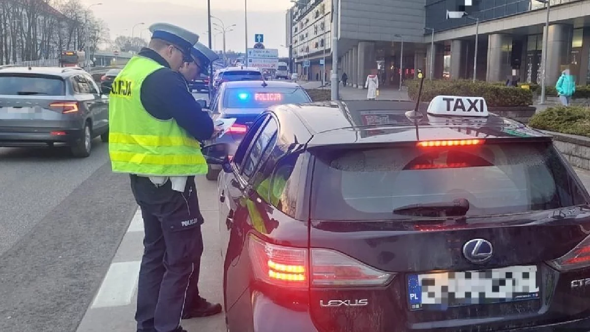 Policjanci sprawdzili taksówkarzy "na aplikację" w Rzeszowie. Efekt? 18 wykroczeń [ZDJĘCIA] - Zdjęcie główne