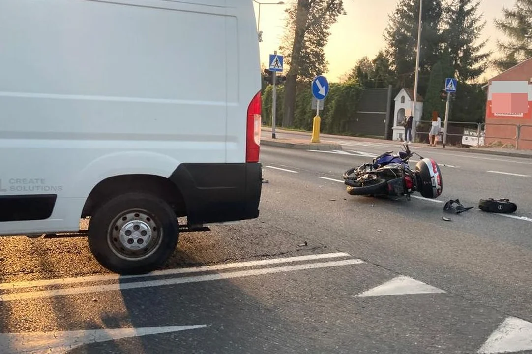 Poranny wypadek na ulicy Lwowskiej w Rzeszowie. Kierowca motocykla trafił do szpitala - Zdjęcie główne