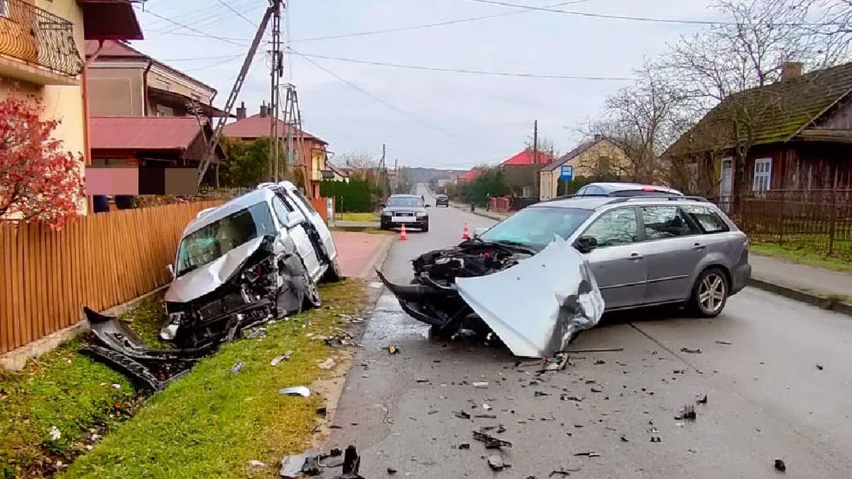 Wypadek w Nowym Kamieniu. Cztery osoby w szpitalu [ZDJĘCIA] - Zdjęcie główne