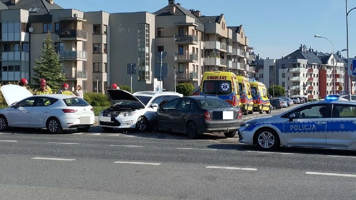 Wypadek na ul. Gromskiego w Rzeszowie z udziałem trzech pojazdów. Dwie osoby w szpitalu - Zdjęcie główne