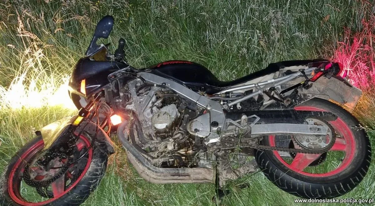 Funkcjonariusze ze zgorzeleckiej grupy SPEED po pościgu zatrzymali 29-letniego motocyklistę. W wyniku podjętej interwencji okazało się, że mężczyzna posiada sadowy zakaz kierowania pojazdami, cofnięte uprawnienia i znajduje się pod wpływem narkotyków. Dodatkowo motocykl, którym się poruszał był niedopuszczony do ruchu, a tablica rejestracyjna pochodziła z innego pojazdu. Kierujący za popełnione wykroczenia został ukarany mandatami w łącznej wysokości 2 000 zł, natomiast za popełnione przestępstwa odpowie przed sądem.