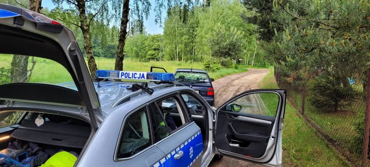 29-letni kierujący skodą w Łodzi na ul. Strykowskiej przekroczył dozwoloną prędkość. Okazało się że, jedzie z szybkością 85 km/h w miejscu, gdzie obowiązującą  prędkością jest 50 km/h. Został zatrzymany przez policjantów do kontroli drogowej, po czym z impetem ruszył. Ucieczka przed funkcjonariuszami z grupy SPEED zakończyła się dla niego fiaskiem. Okazało się, że ma zatrzymane uprawnienia w związku z przekroczeniem dozwolonej liczby punktów karnych. Mężczyzna został zatrzymany w policyjnym areszcie . Wkrótce usłyszy zarzuty związane z niezatrzymaniem do kontroli drogowej oraz prowadzenia pojazdu bez uprawnień grozi mu kara nawet 5 lat pozbawienia  wolności i 15 letni zakaz kierowania pojazdami.