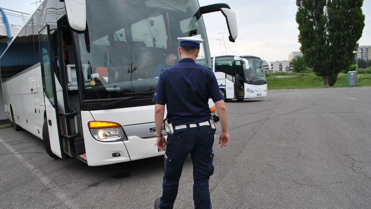 Policjanci skontrolują autokary wycieczkowe. Stały punkt będzie dostępny przy Hali Podpromie - Zdjęcie główne