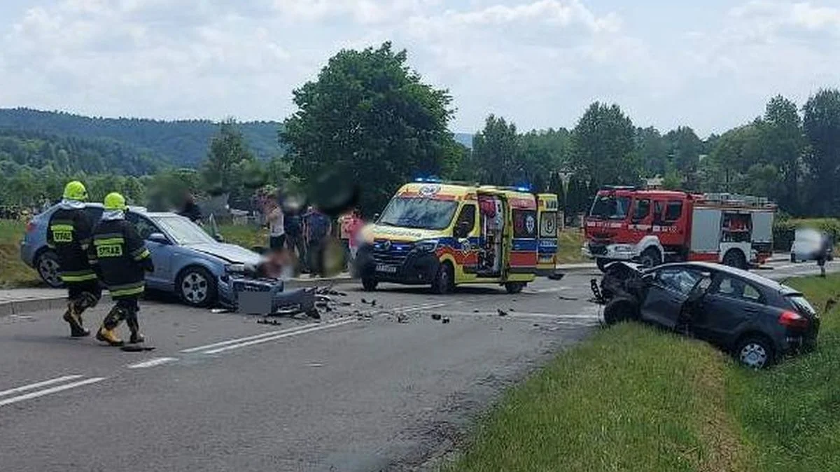 Czołowe zderzenie samochodów w Szklarach. Ranne trzy osoby, w tym kilkunastomiesięczne dziecko [ZDJĘCIA] - Zdjęcie główne