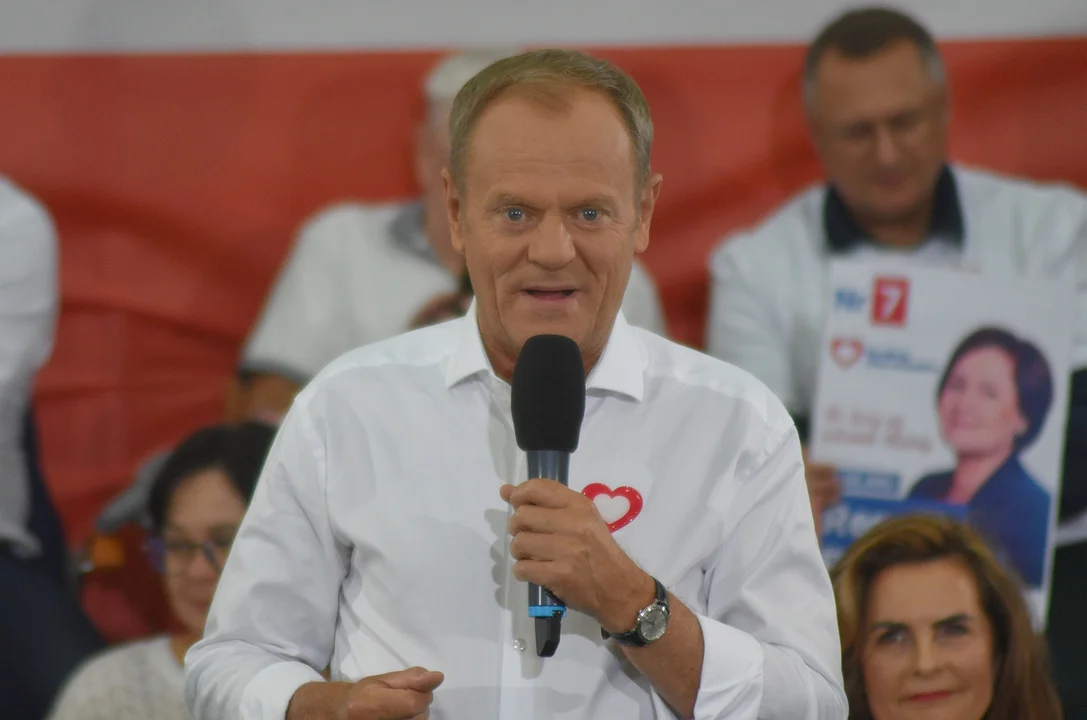 Donald Tusk w Rzeszowie. Lider Koalicji Obywatelskiej o wyborach: To wybór między Polską przyjazną, a pełną pogardy [ZDJĘCIA] - Zdjęcie główne